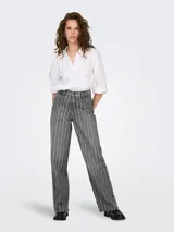 Pantalón de jean gris lavado de pierna ancha con rayas verticales blancas y tiro alto con cierre de botones.
