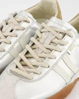 Championes Coolway Mile de estilo retro, color plateado con detalles en beige y suela marrón.