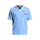 Camiseta de fútbol Umbro del Club Nacional de Football, modelo Away 3 temporada 2024. Diseño celeste con cuello polo blanco y detalles en rojo. Incluye logo de Umbro, escudo del club y sponsor Antel en el frente.