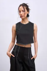 Blusa marrón sin mangas con pespuntes en contraste.