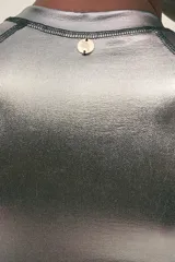 Enteriza plateada de manga larga de estilo surfero con cierre frontal y puller con aro insignia de la marca. Confeccionada en neopreno, ideal para deportes acuáticos.