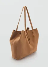 Bolso shopper grande de piel serraje color marrón, con doble asa de hombro y cierre de lazo.