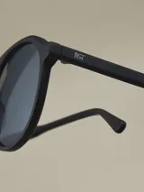 Lentes de sol con montura redonda color carey y lentes marrones.