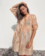 Camisola color salmón con estampado dorado de estilo hindú, cuello mao y mangas 3/4 con ajuste de lazo.