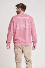 Buzo rosado de corte holgado con cuello redondo y puños y cintura acanalados.