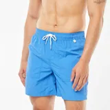 Short de baño azul con cintura elástica y cordón ajustable.