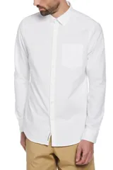 Camisa blanca de manga larga, confeccionada en poplin stretch. Presenta cuello abotonado (button-down), bolsillo de parche en el pecho y puños ajustables.