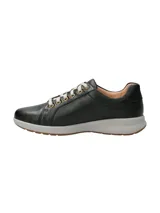Zapatilla urbana de cuero color dorado, con cordones y suela blanca.