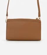 Cartera bandolera pequeña color marrón, con correa larga ajustable, cierre de cremallera y tirador.