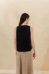 Musculosa rosa de lino con espalda de tejido circular y bordado a mano con técnica mixta.