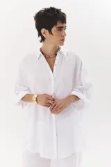 Camisa color beige de lino, de corte amplio, con cuello clásico y mangas 3/4.