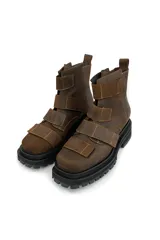 Bota de cuero color marrón óxido con cierre de velcro y suela de goma antideslizante.