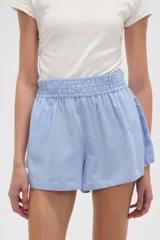 Short celeste de viscosa con cintura elastizada y corte holgado.