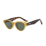 Gafas de sol unisex con montura de plástico reciclado color amarillo mostaza y lentes verdes.