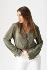 Camisa verde militar plisada con escote en V y tres botones.