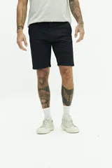 Bermuda de gabardina azul marino con logo bordado, bolsillos laterales y traseros, cierre con cremallera y botón, y presillas para cinturón.