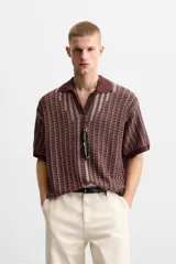 Polo relaxed fit de punto color borgoña con diseño geométrico en beige. Cuello solapa con abertura frontal, manga corta y acabados en rib.