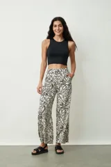 Pantalón negro de corte palazzo con bolsillos laterales.