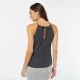 Camiseta de tirantes gris con cuello elástico.