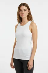 Musculosa blanca de algodón, corte ajustado y cuello redondo.