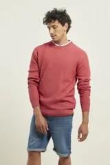 Sweater marrón de punto fino con cuello redondo y mangas largas.