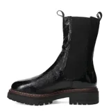 Botas Chelsea de cuero charol negro, con elásticos laterales y suela track.