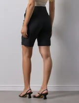 Bermuda de jean elastizada negra, marca One Five One. Pretina con pasadores, botón y cierre. Delantera con bolsillos. Trasera con bolsillos simulados.