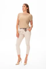 Remera beige de viscosa con escote redondo y mangas cortas.