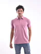 Chomba manga corta color rosa con cuello clásico y bolsillo en el pecho.