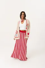 Saco oversize tejido con ilustraciones inspiradas en corales, peces, estrellas de mar y tortugas. Presenta galón picot en rojo en cartera y puños, y botones a tono.