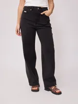 Pantalón de jean recto color negro gastado, confeccionado en 98% algodón y 2% elastano.