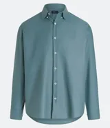 Camisa blanca de algodón, manga larga con botonadura frontal y cuello camisero.