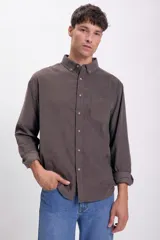 Camisa de micropana color azul marino, de corte clásico con botones y un bolsillo en el pecho.