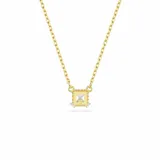 Colgante con cadena dorada y dije de cristal blanco con talla cuadrada.