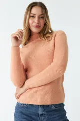 Sweater tejido celeste con cuello alto y mangas largas.