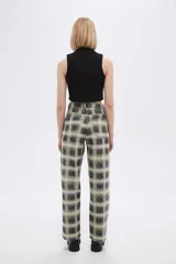 Pantalón de jean con estampado tie dye en tonos verde oliva y gris, de corte holgado y tiro alto.