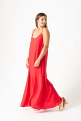 Vestido largo rojo de algodón y elastano, con breteles finos y corte recto.
