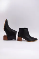 Bota corta plateada de cuero, con punta fina y taco de madera.