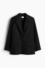 Blazer negro de sarga con solapas de muesca, hombreras, bolsillos ribeteados con solapa y forro interno.