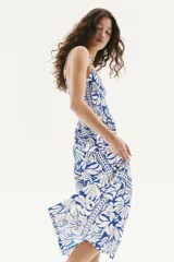 Vestido midi con estampado floral azul y blanco, breteles finos ajustables, escote cuadrado y cuerpo en punto smock.