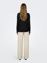 Sweater de punto fino negro con cuello redondo y mangas largas. Detalle de tres botones dorados en los puños.