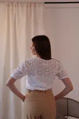 Blusa blanca con mangas abullonadas y bordado calado. Incluye musculosa blanca para usar debajo.