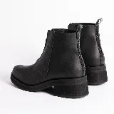 Botas cortas de cuero color marrón con cierre frontal con cremallera, suela de goma y taco bajo.