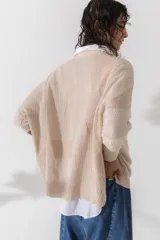 Buzo de algodón en color rojo, diseñado con detalles de malla y un corte holgado.