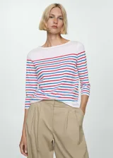 Camiseta blanca con rayas horizontales azules y rojas, cuello barco y mangas 3/4.