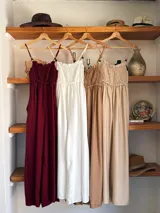 Mono largo color vino tinto, con escote smock fruncido y tirantes finos adornados con cuentas. El pantalón es de corte ancho y fluido.