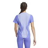 Remera deportiva Adidas Aeroready de mujer, color lila con paneles laterales en violeta y las tres tiras características de la marca en blanco sobre los hombros.