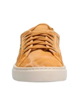 Zapatillas acordonadas color ocre, hechas en España con algodón orgánico.