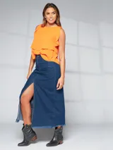 Falda larga de denim azul, con abertura lateral y corte recto.