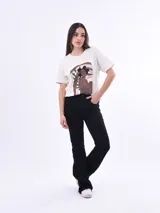 Remera negra de algodón con cuello redondo y mangas cortas. Estampado frontal con la frase "World Tour Vacation State of Mind" en letras de colores y un pequeño dibujo de una palmera.